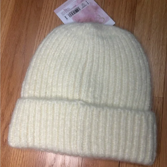 Jessica Simpson Pearl Embellished NWT Beanie - Picture 2 of 3